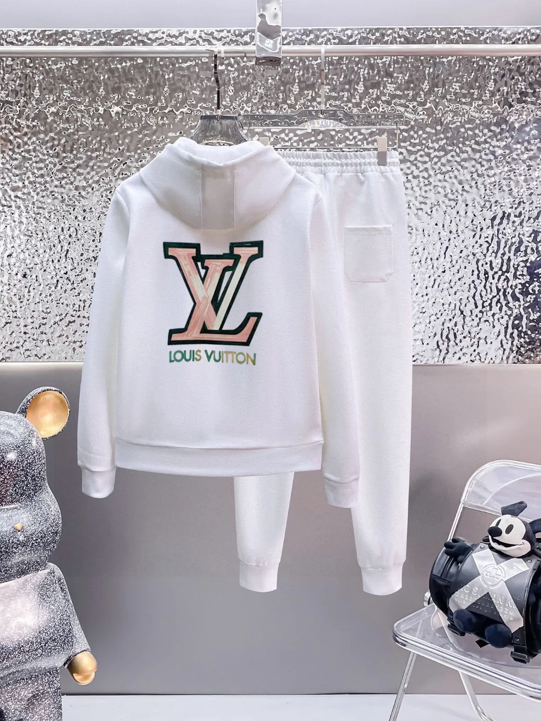 🅿️420 [LV Louis Vuitton] (Fat Man Gospel) hot-selling suit is coming. Focus on the original version of the official website. 2025 new hot-selling cardigan sweater suit. The original order is the best. 🇭🇰The meticulous work of top designers is dedicated to a fitting and perfect upper body effect. All-natural high-quality Roman cotton 100%, close-fitting comfort, noble and elegant! Original hardware embodies elegance and nobility! Counter size: M-5XL (maximum wear up to 220 pounds)